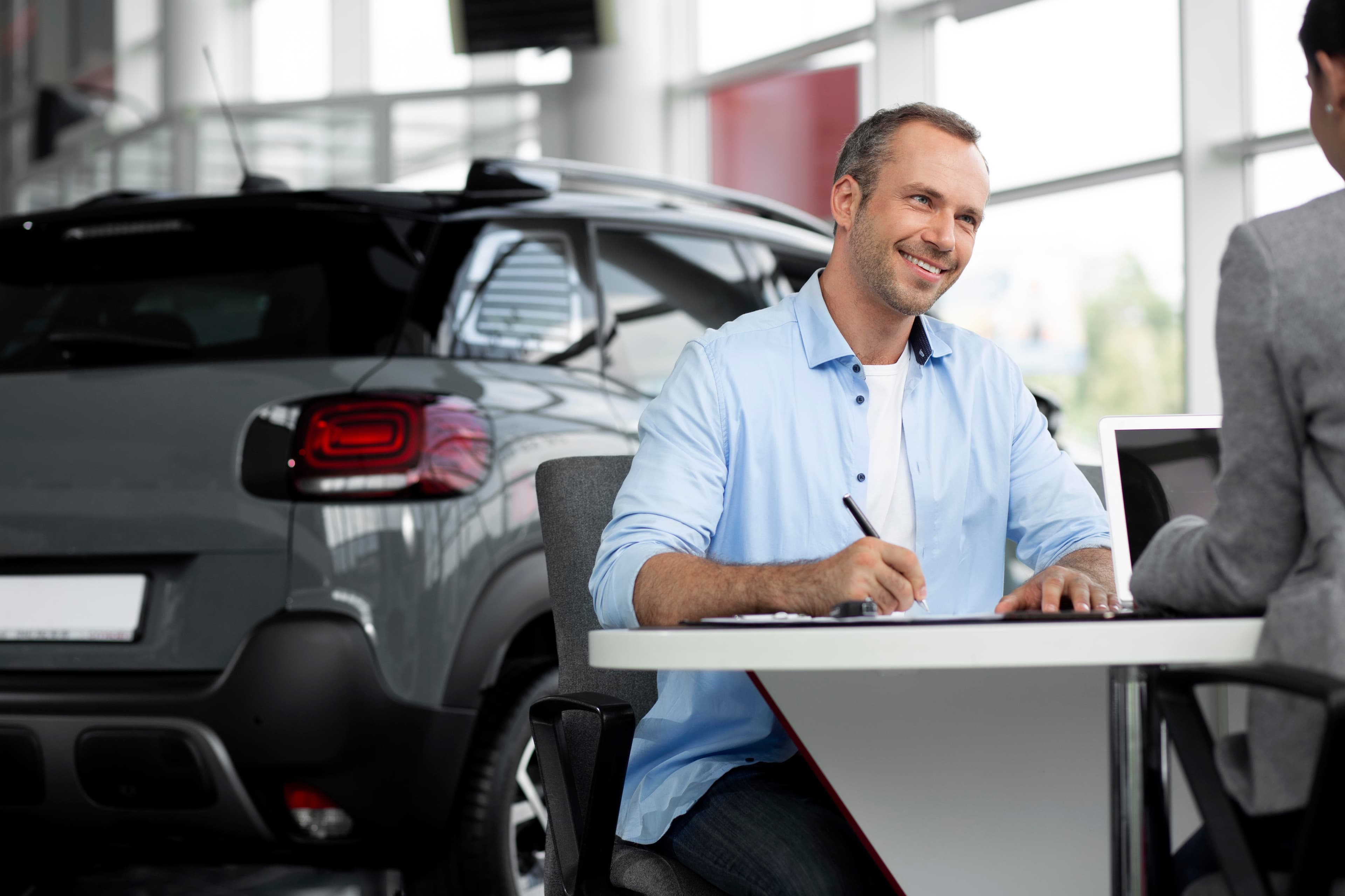 Wantacar advisor next to a vehicle